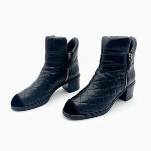 CHANEL Black CC Logo Quilted Ankle Boots Size 39 Velvet Cap Toe Zip Moto Leather